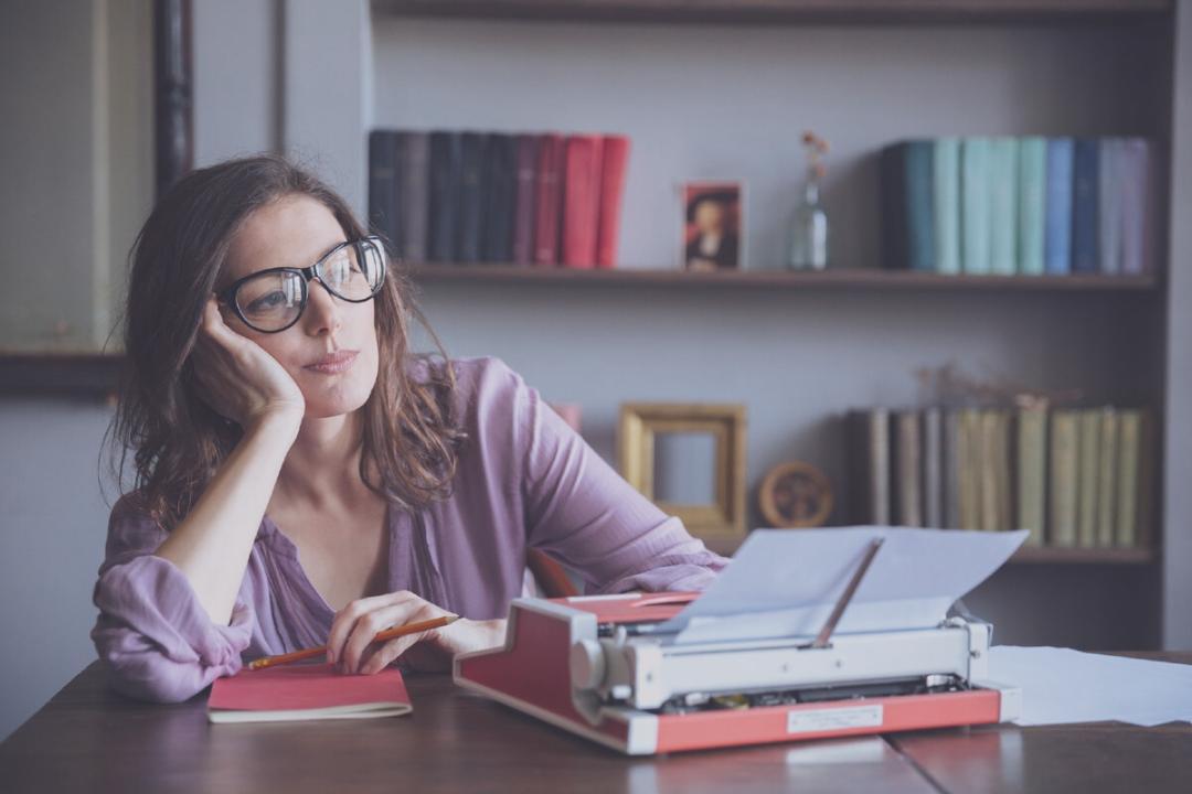 Trainer legt een jaarplanning uit aan workshopdeelnemers