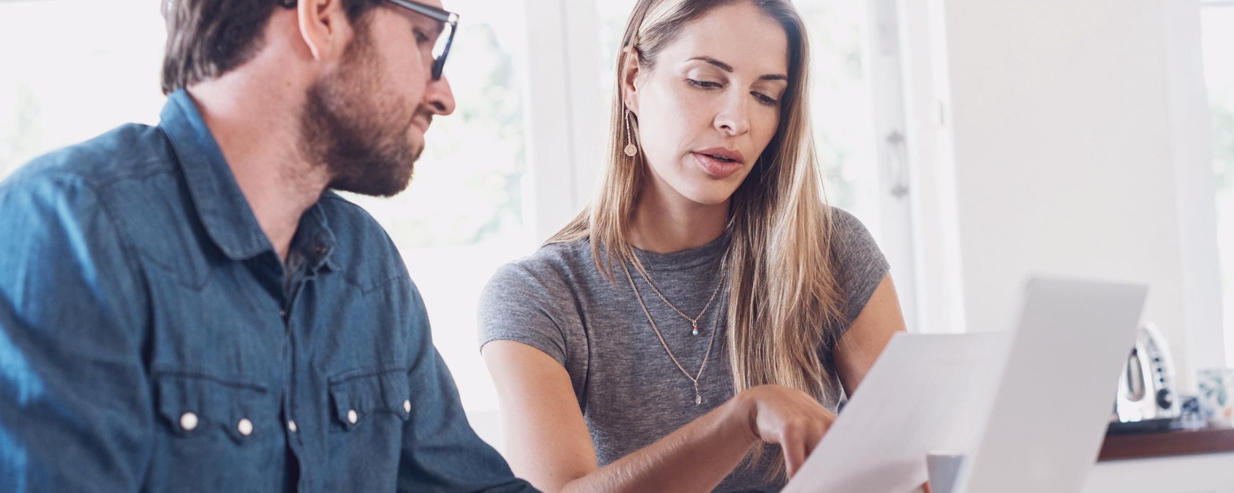 Deelnemer werkt aan budgetoverzicht op laptop tijdens workshop