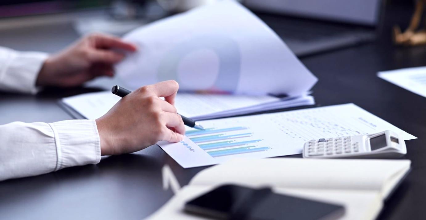 Deelnemer werkt aan een budgetteringsworkshop bij fenirovalda