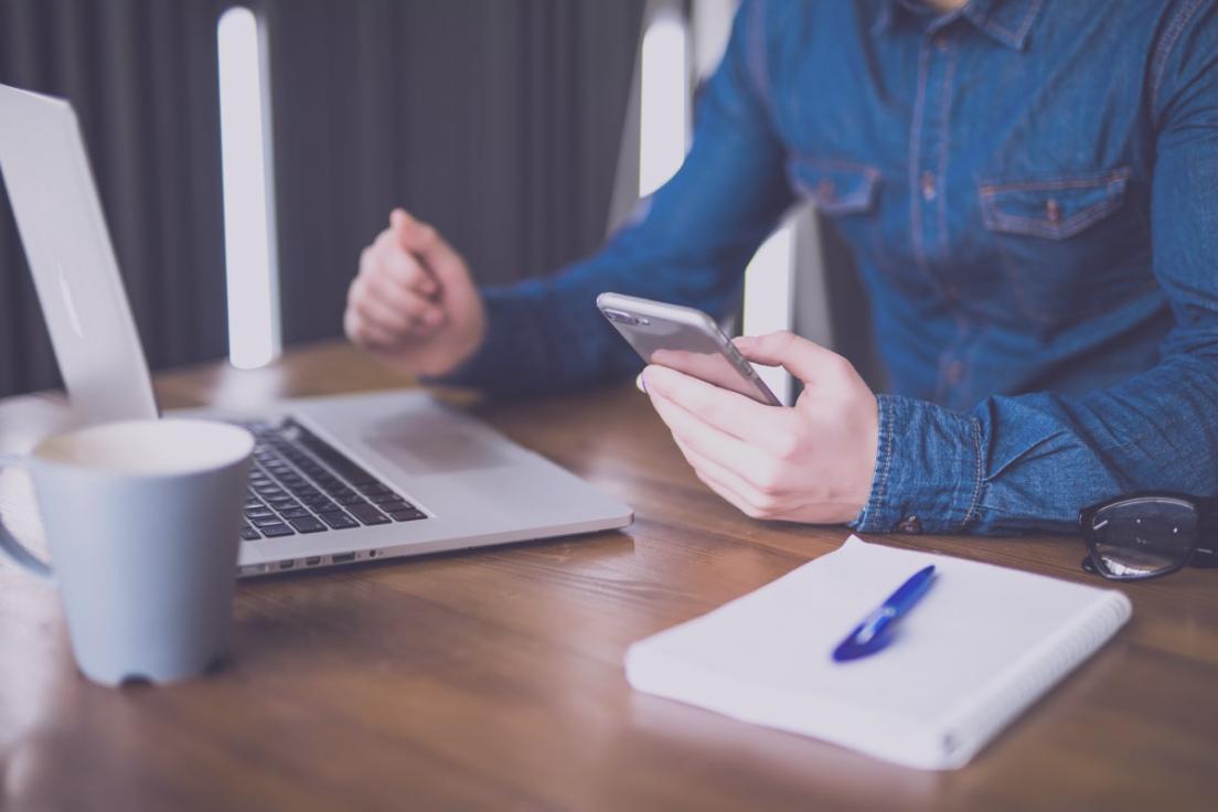 Deelnemers werken aan budgetteringsplan op laptop